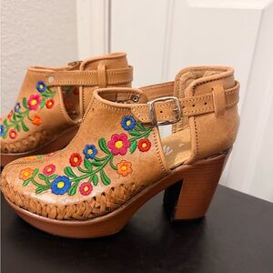 Embroidered Tan Leather Platform Clogs - Women's size 8-9 Flowers Handmade MX